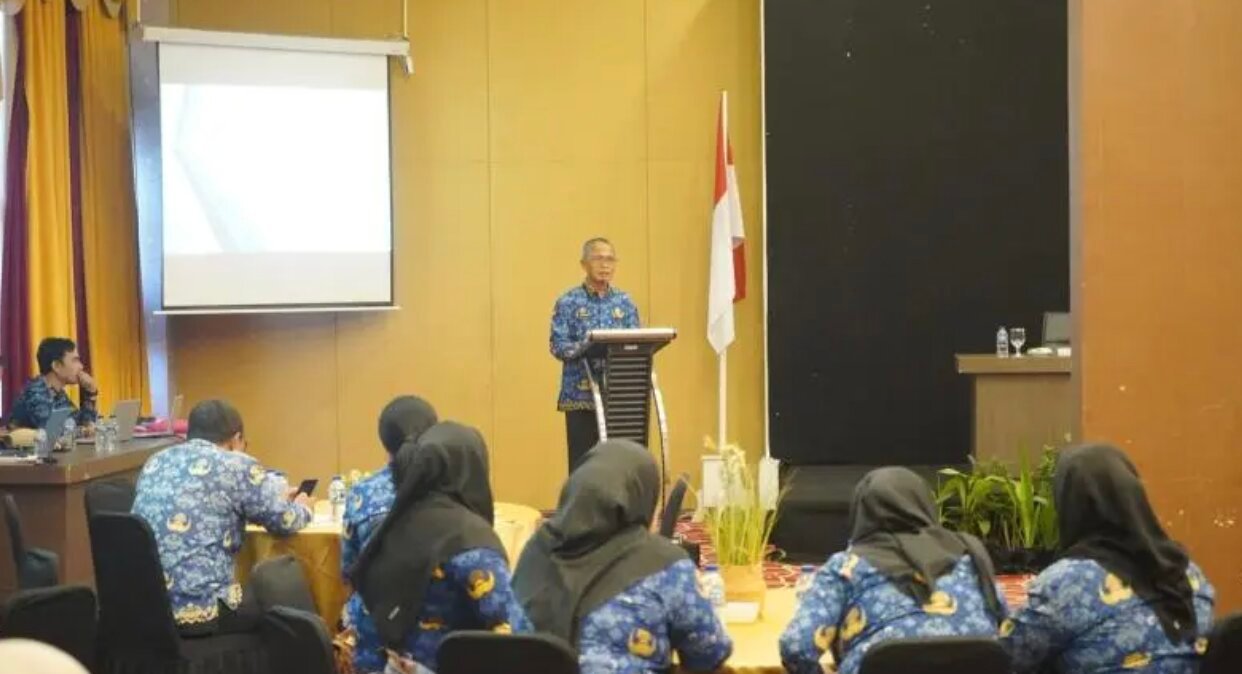 Sekretaris Daerah Kota Gorontalo, Ismail Madjid saat membuka pelaksanaan Bimbingan Teknis (Bimtek) Kelompok Kerja Operasional (Pokjanal) Posyandu tingkat Kota Gorontalo di Grand Q Hotel, Kamis (25/6/2026). (Foto: Humas)