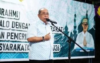Wali Kota Gorontalo, Adhan Dambea, saat menghadiri silaturahmi Pemerintah Kota Gorontalo bersama masyarakat di Kelurahan Ipilo, Sabtu (27/6/2026) malam. (Foto: Humas)