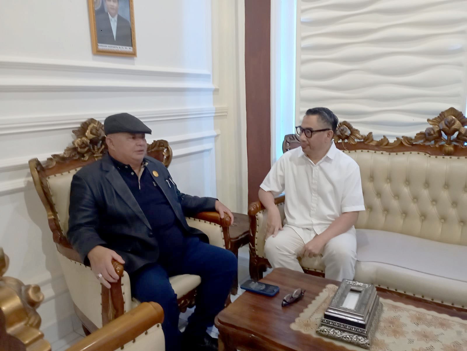 Sekretaris Jenderal Partai NasDem Hermawi Fransiskus Taslim berbincang dengan mantan Bupati Bone Bolango Hamim Pou saat melakukan kunjungan di Lapas Kelas IIA Boalemo, Selasa (16/6/2026)/Hibata.id