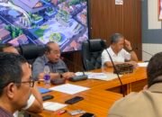 Wali Kota Gorontalo Adhan Dambea saat memimpin rapat. (Foto: Randa Damaling/Hibata.id)