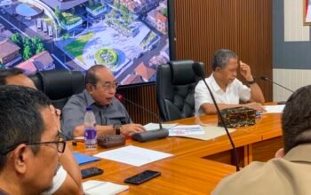 Wali Kota Gorontalo Adhan Dambea saat memimpin rapat. (Foto: Randa Damaling/Hibata.id)