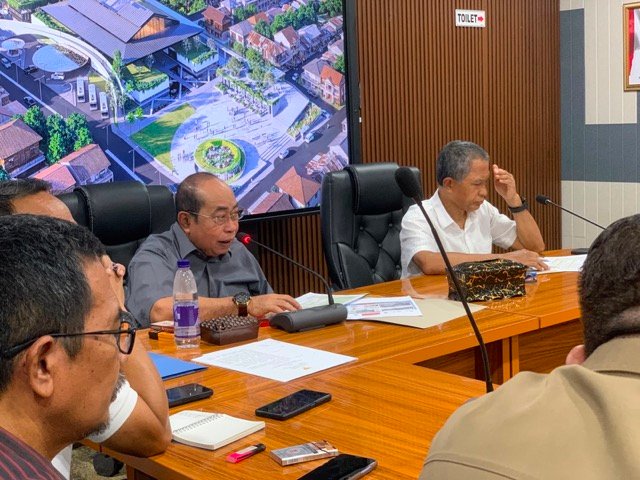 Wali Kota Gorontalo Adhan Dambea saat memimpin rapat. (Foto: Randa Damaling/Hibata.id)
