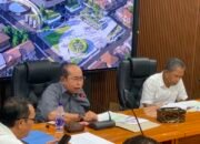 Wali Kota Gorontalo Adhan Dambea saat memimpin rapat. (Foto: Randa Damaling/Hibata.id)