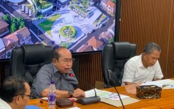 Wali Kota Gorontalo Adhan Dambea saat memimpin rapat. (Foto: Randa Damaling/Hibata.id)
