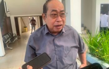 Wali Kota Gorontalo Adhan Dambea melontarkan kritik keras kepada Gubernur Gorontalo Gusnar Ismail terkait polemik kredit aparatur sipil negara (ASN) Pemerintah Kota Gorontalo. (Foto: Randa Damaling/Hibata.id)