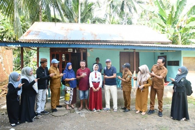 Wakil Bupati Boalemo Lahmuddin Hambali turun langsung menyambangi rumah-rumah warga untuk memastikan anak-anak dari keluarga kurang mampu. (Foto: Humas Pemkab Boalemo)
