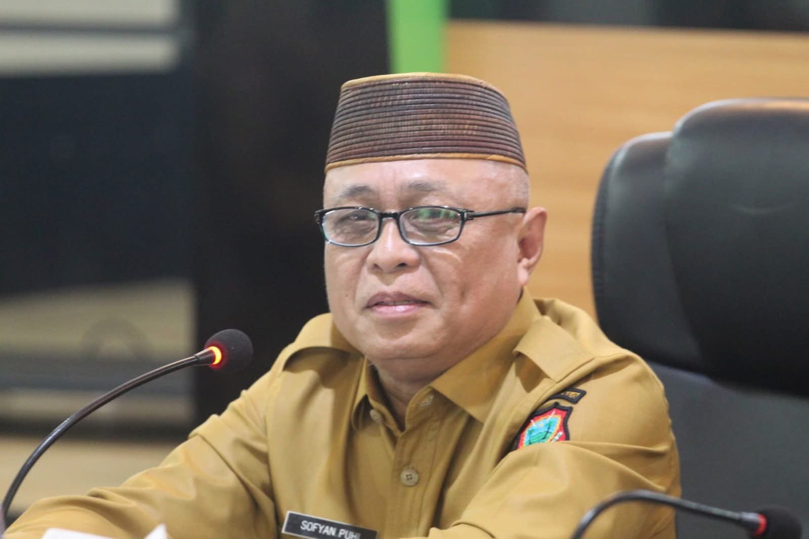 Bupati Gorontalo Sofyan Puhi memberikan arahan untuk mulai mencairkan Gaji Ke-13 Tahun 2026 bagi aparatur sipil negara (ASN) dan anggota DPRD, Selasa, 2 Juni 2026. (Foto: Humas Pemkab Gorontalo)