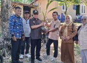 Bupati Sofyan Puhi Bagikan 4.015 Bibit Kelapa, Perkuat Ekonomi Petani Telaga Biru