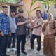 Bupati Gorontalo Sofyan Puhi saat menyalurkan 4.015 bibit kelapa kepada kelompok tani di Kecamatan Telaga Biru. (Foto: Humas Pemkab Gorontalo)
