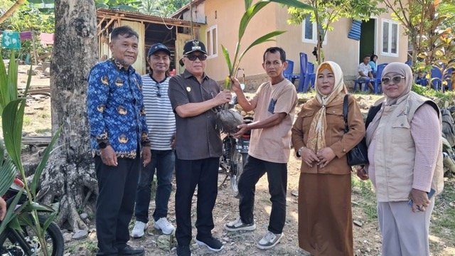 Bupati Gorontalo Sofyan Puhi saat menyalurkan 4.015 bibit kelapa kepada kelompok tani di Kecamatan Telaga Biru. (Foto: Humas Pemkab Gorontalo)