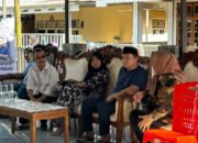 Anggota DPRD Kabupaten Bolaang Mongondow Timur (Boltim) dari Fraksi PDI Perjuangan, Rahman Sale atau yang akrab disapa RASA, melayat ke rumah duka almarhum Frensi Pakasi. (Foto: Istw)