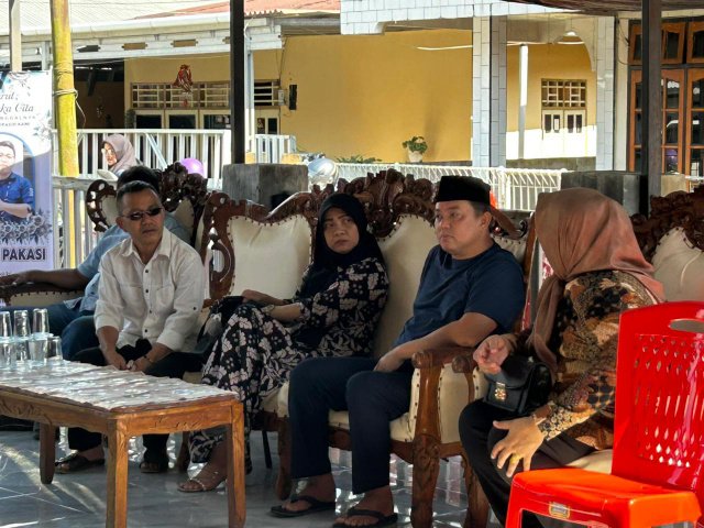 Anggota DPRD Kabupaten Bolaang Mongondow Timur (Boltim) dari Fraksi PDI Perjuangan, Rahman Sale atau yang akrab disapa RASA, melayat ke rumah duka almarhum Frensi Pakasi. (Foto: Istw)