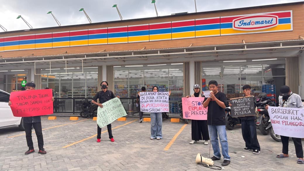 Posko Pengaduan Pekerja (PROSPEK) menggelar aksi solidaritas untuk mendukung pekerja Indomaret di Kabupaten Buol, Sulawesi Tengah. (Foto: PROSPEK)