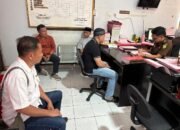 Satuan Reserse Kriminal (Satreskrim) Polres Pohuwato melimpahkan dua tersangka beserta barang bukti kasus dugaan Pertambangan Emas Tanpa Izin (PETI) ke Kejaksaan Negeri Pohuwato, Rabu, 3 Juni 2026. (Foto: Dok. Polisi)