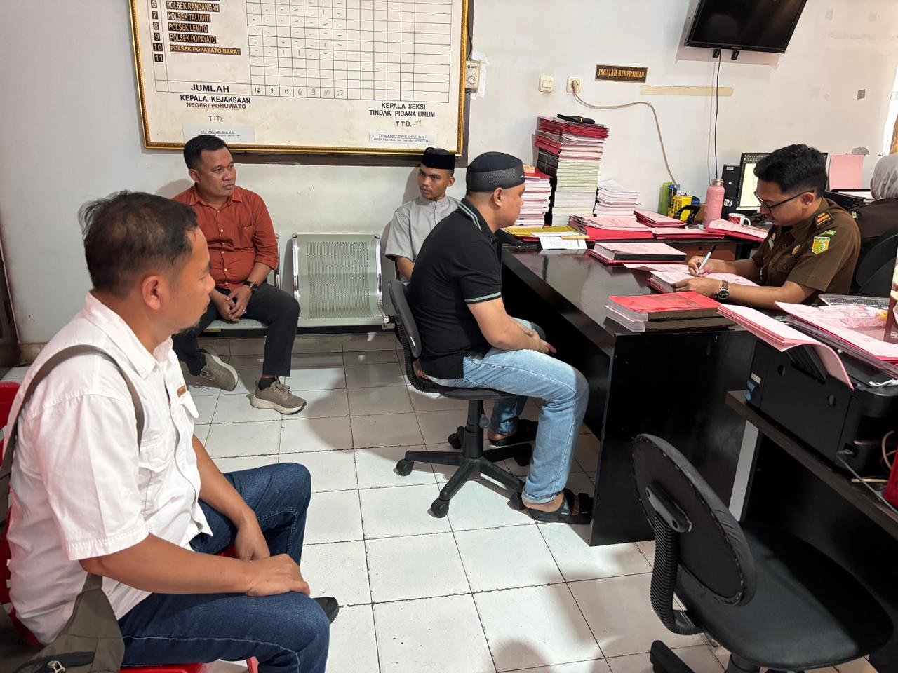 Satuan Reserse Kriminal (Satreskrim) Polres Pohuwato melimpahkan dua tersangka beserta barang bukti kasus dugaan Pertambangan Emas Tanpa Izin (PETI) ke Kejaksaan Negeri Pohuwato, Rabu, 3 Juni 2026. (Foto: Dok. Polisi)