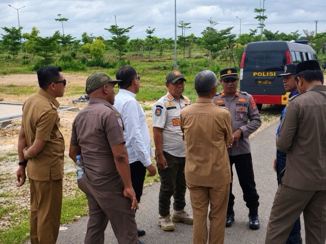 Satuan Polisi Pamong Praja (Satpol PP) dan Pemadam Kebakaran Kabupaten Buton Tengah mulai menertibkan sejumlah tempat usaha yang diduga beroperasi tidak sesuai dengan izin yang dimiliki. (Foto: Istw)