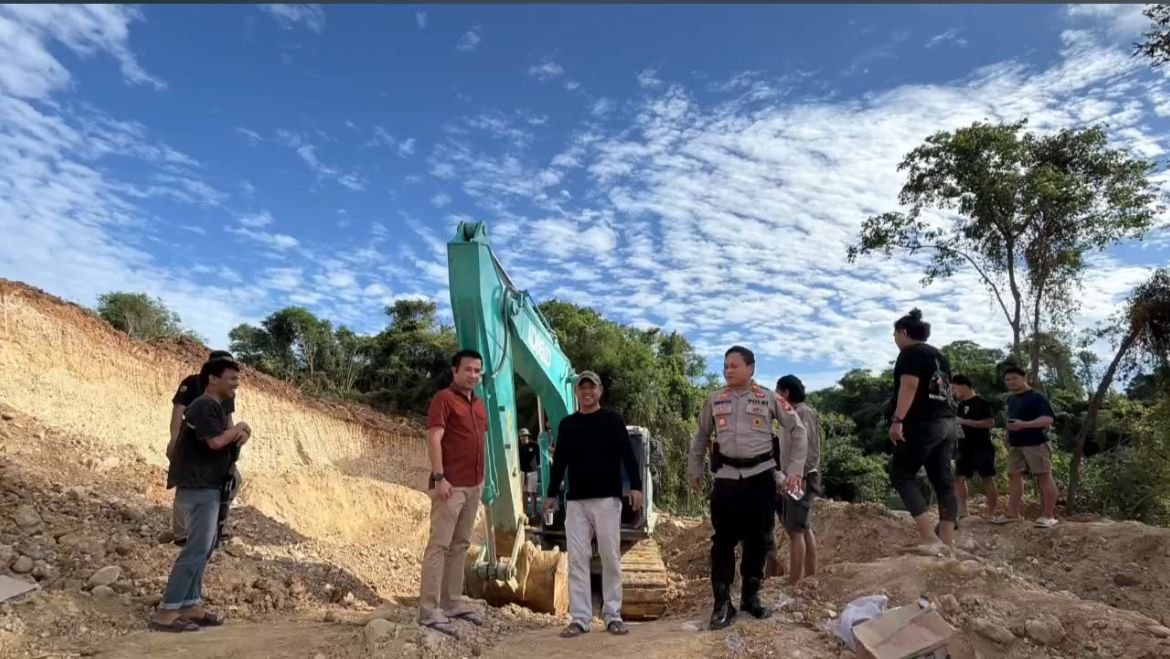 Polres Pohuwato mengamankan satu unit excavator Kobelco dan sejumlah peralatan tambang saat menindak aktivitas PETI di Desa Teratai, Marisa/Hibata.id