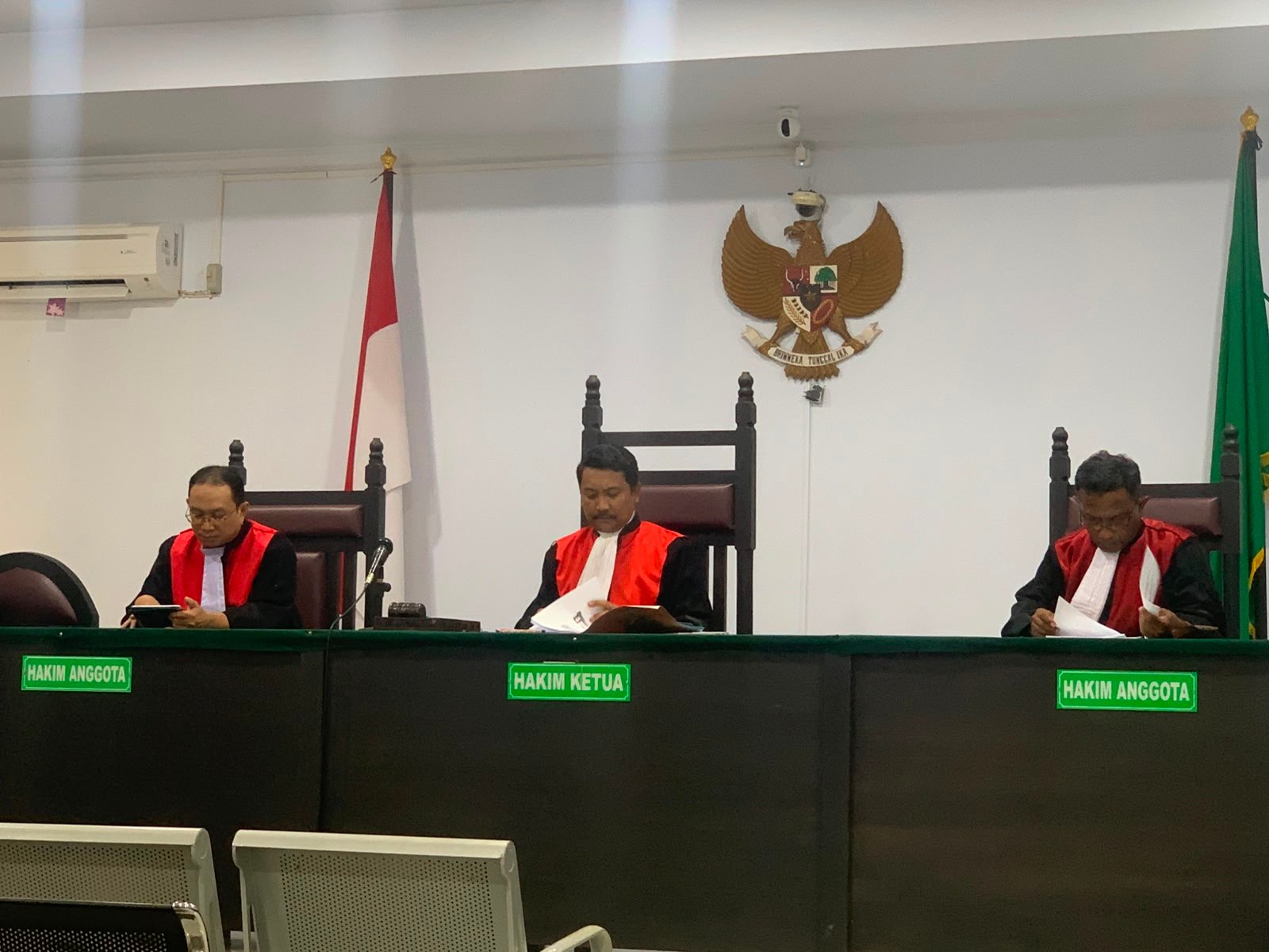 Tiga hakim memimpin sidang Peninjauan Kembali (PK) yang diajukan Darwis Moridu terkait perkara korupsi proyek jalan usaha tani Kabupaten Boalemo di Pengadilan Tipikor Gorontalo, Kamis (4/6/2026)/Hibata.id