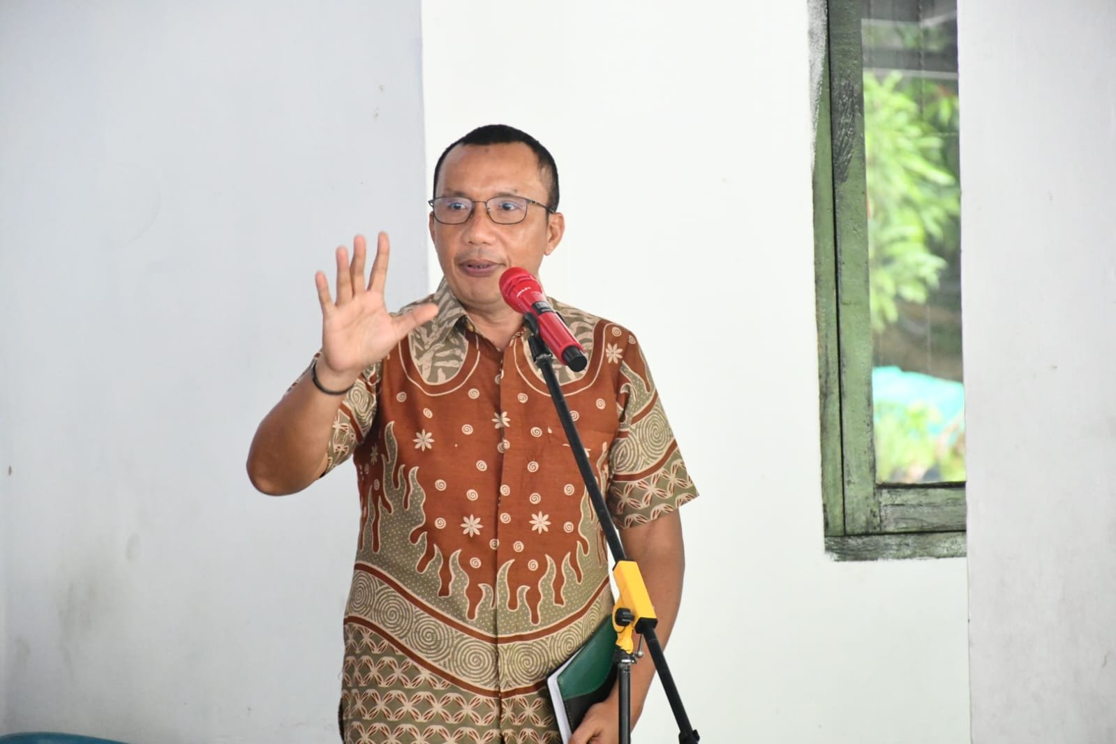 Wakil Bupati Boalemo Lahmuddin Hambali meminta aparat desa di Kecamatan Paguyaman Pantai aktif mendampingi keluarga kurang mampu/Hibata.id