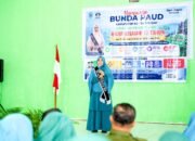 Bunda PAUD Kabupaten Buton Tengah, Umi Noranah Azhari saat memimpin Kampanye Bunda PAUD yang digelar di Gedung Kesenian Kantor Kecamatan Mawasangka Tengah, Kelurahan Lakorua, Jumat, 5 Juni 2026.. (Foto: Humas)