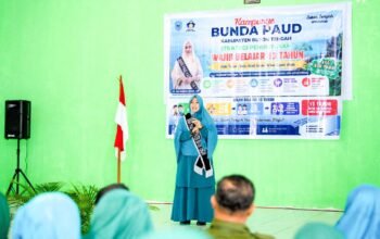 Bunda PAUD Kabupaten Buton Tengah, Umi Noranah Azhari saat memimpin Kampanye Bunda PAUD yang digelar di Gedung Kesenian Kantor Kecamatan Mawasangka Tengah, Kelurahan Lakorua, Jumat, 5 Juni 2026.. (Foto: Humas)