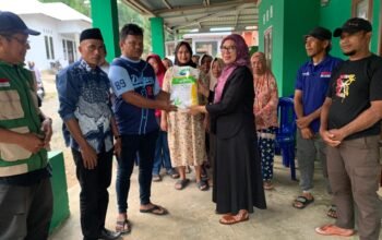 Femmy Udoki menyerahkan bantuan 500 kilogram benih jagung kepada Kelompok Tani Mekar Jaya di Desa Ulanta, Kecamatan Suwawa, Kabupaten Bone Bolango untuk mendukung musim tanam 2026/Hibata.id