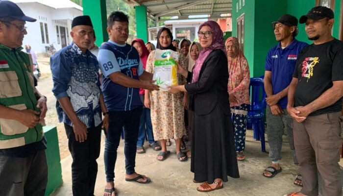 Salurkan 500 Kilogram Benih Jagung, Femmy Udoki Hadir untuk Petani Suwawa
