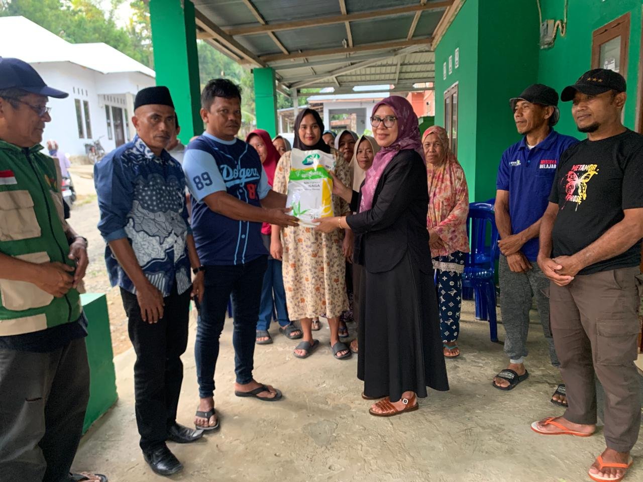 Femmy Udoki menyerahkan bantuan 500 kilogram benih jagung kepada Kelompok Tani Mekar Jaya di Desa Ulanta, Kecamatan Suwawa, Kabupaten Bone Bolango untuk mendukung musim tanam 2026/Hibata.id