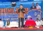 Bupati Buton Tengah Dr. Azhari menghadiri kegiatan Khotmil Quran yang digelar Pemerintah Kecamatan Mawasangka di Taman Matanasoromba, Sabtu (6/6/2026). Dalam kesempatan tersebut, Azhari menyatakan komitmennya mengupayakan Khotmil Quran masuk dalam kalender event resmi daerah mulai tahun depan/Hibata.id