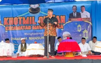 Bupati Buton Tengah Dr. Azhari menghadiri kegiatan Khotmil Quran yang digelar Pemerintah Kecamatan Mawasangka di Taman Matanasoromba, Sabtu (6/6/2026). Dalam kesempatan tersebut, Azhari menyatakan komitmennya mengupayakan Khotmil Quran masuk dalam kalender event resmi daerah mulai tahun depan/Hibata.id