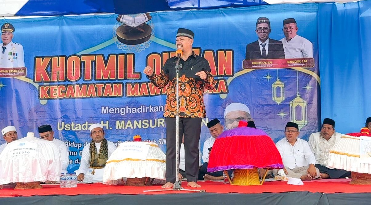 Bupati Buton Tengah Dr. Azhari menghadiri kegiatan Khotmil Quran yang digelar Pemerintah Kecamatan Mawasangka di Taman Matanasoromba, Sabtu (6/6/2026). Dalam kesempatan tersebut, Azhari menyatakan komitmennya mengupayakan Khotmil Quran masuk dalam kalender event resmi daerah mulai tahun depan/Hibata.id