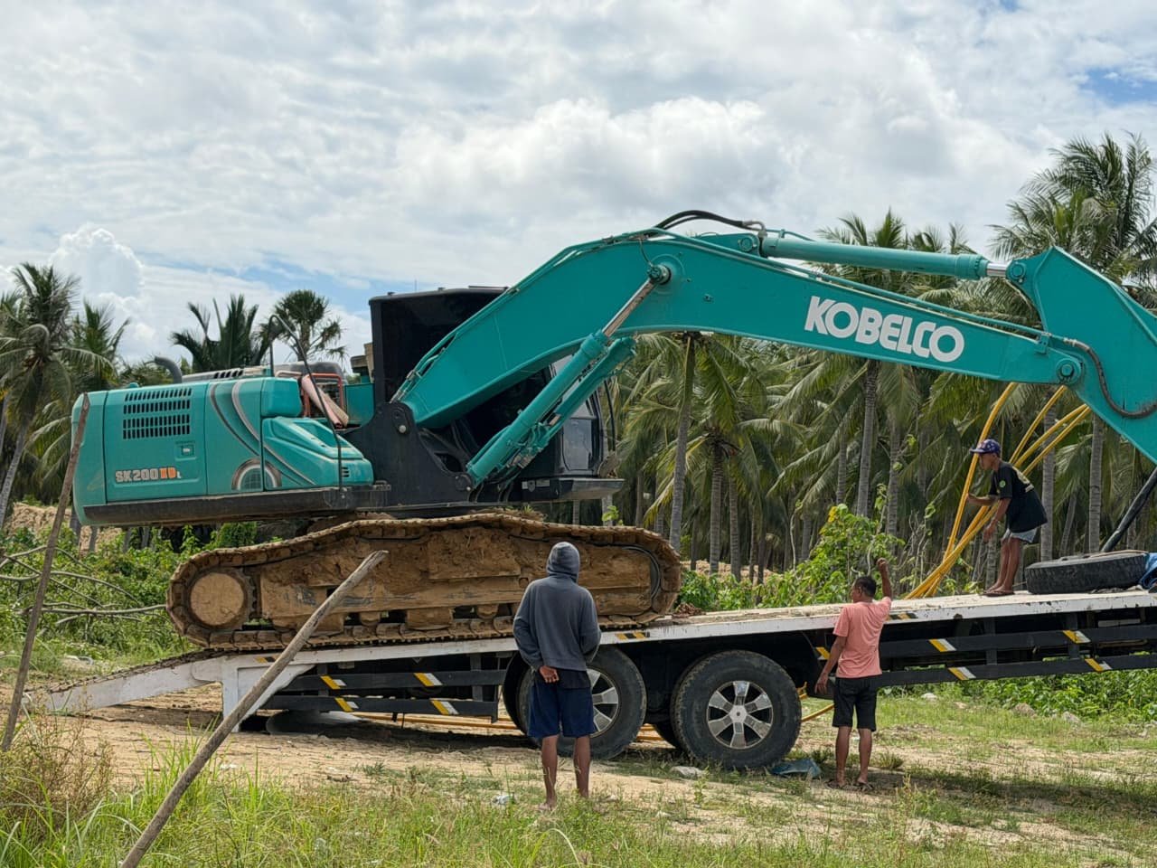 Polres Pohuwato menyita excavator Kobelco dan sejumlah peralatan tambang saat menindak aktivitas PETI di Teratai, Kecamatan Marisa. Polisi memburu operator, pemilik alat, dan pihak yang diduga menjadi pemodal/Hibata.id