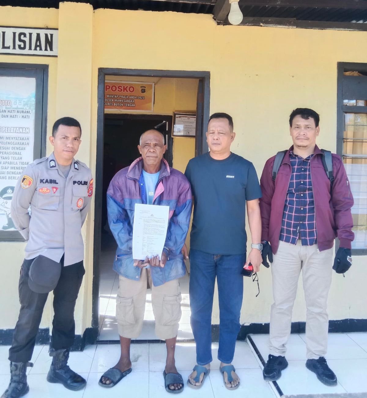 Pelaku berinisial KR (56) saat diamankan personel kepolisian setelah diduga melakukan pembacokan terhadap seorang warga di Kecamatan Mawasangka, Kabupaten Buton Tengah/Hibata.id