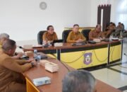 Gubernur Gorontalo Gusnar Ismail saat memimpin Rapat Evaluasi Kesiapan LO PENAS XVII di Aula Rumah Jabatan Gubernur Gorontalo, Senin, 8 Juni 2026. ((Foto: Humas)