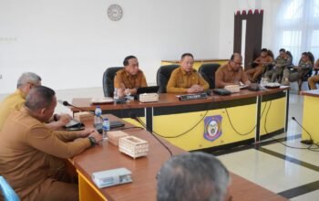 Gubernur Gorontalo Gusnar Ismail saat memimpin Rapat Evaluasi Kesiapan LO PENAS XVII di Aula Rumah Jabatan Gubernur Gorontalo, Senin, 8 Juni 2026. ((Foto: Humas)