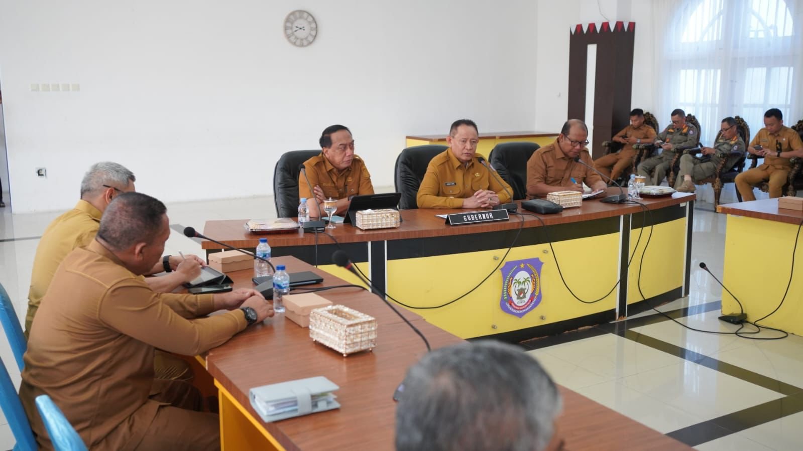 Gubernur Gorontalo Gusnar Ismail saat memimpin Rapat Evaluasi Kesiapan LO PENAS XVII di Aula Rumah Jabatan Gubernur Gorontalo, Senin, 8 Juni 2026. ((Foto: Humas)