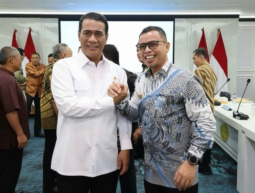 Bupati Bolaang Mongondow Utara, Sirajudin Lasena (kanan), usai berdialog dengan Menteri Pertanian Andi Amran Sulaiman di Jakarta, Selasa (9/6/2026). Pertemuan tersebut menghasilkan bantuan alat dan sarana pertanian bagi petani Bolmut/Hibata.id