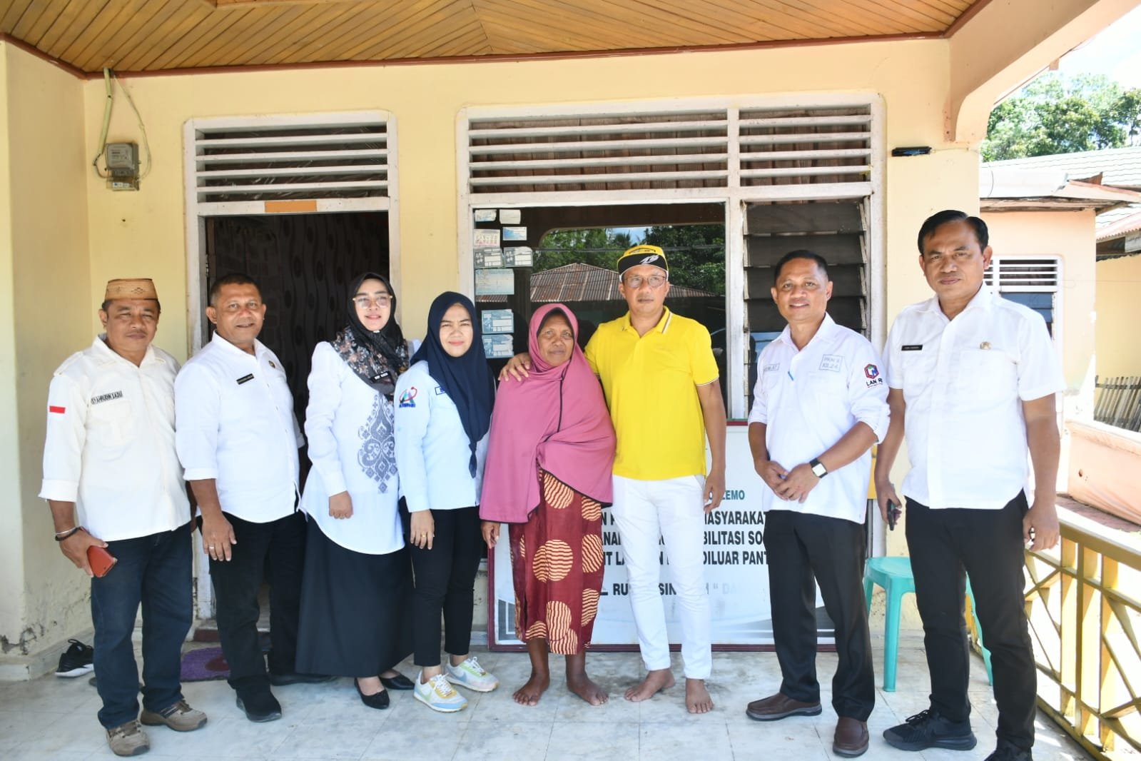 Wakil Bupati Boalemo, Lahmuddin Hambali, meninjau langsung kondisi Rani dan menginstruksikan seluruh pihak terkait bergerak cepat memberikan layanan kesehatan dan pemulihan bagi warga tersebut. (Foto: Humas)