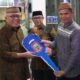 Bupati Gorontalo, Sofyan Puhi saat menyerahkan armada pengangkut sampah kepada kelurahan penerima—Hutuo, Hepuhulawa, Kayubulan, Hunggaluwa, dan Kayumerah—Selasa (9/6/2026) . (Foto: Humas)