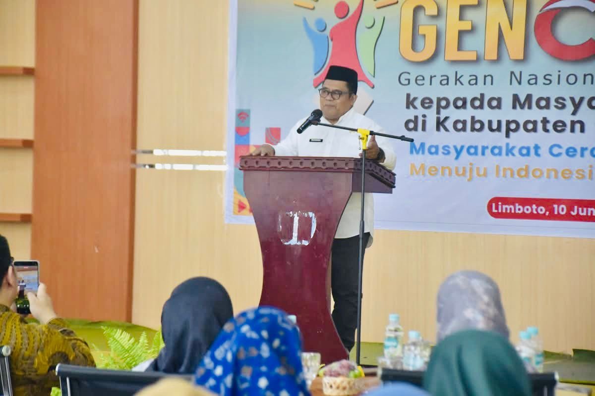 Sekretaris Daerah Kabupaten Gorontalo, Sugondo Makmur, saat membuka kegiatan Literasi Keuangan dalam rangka Gerakan Nasional Cerdas Keuangan (GENCARKAN) 2026 di Aula Dinas Pendidikan dan Kebudayaan Kabupaten Gorontalo, Rabu, 10 Juni 2026. (Foto: Humas)
