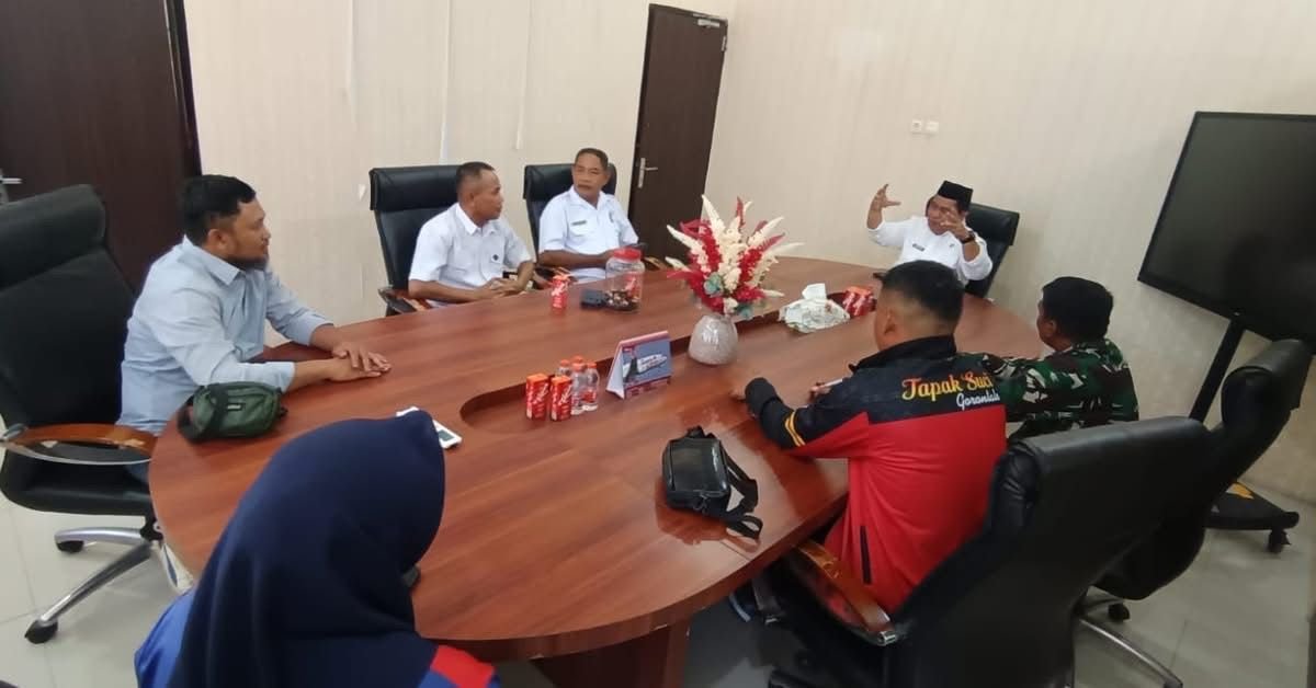 Sekretaris Daerah Kabupaten Gorontalo, Sugondo Makmur, saat menerima pengurus Ikatan Pencak Silat Indonesia (IPSI) Kabupaten Gorontalo di ruang kerjanya, Rabu (10/6/2026). (Foto: Humas)