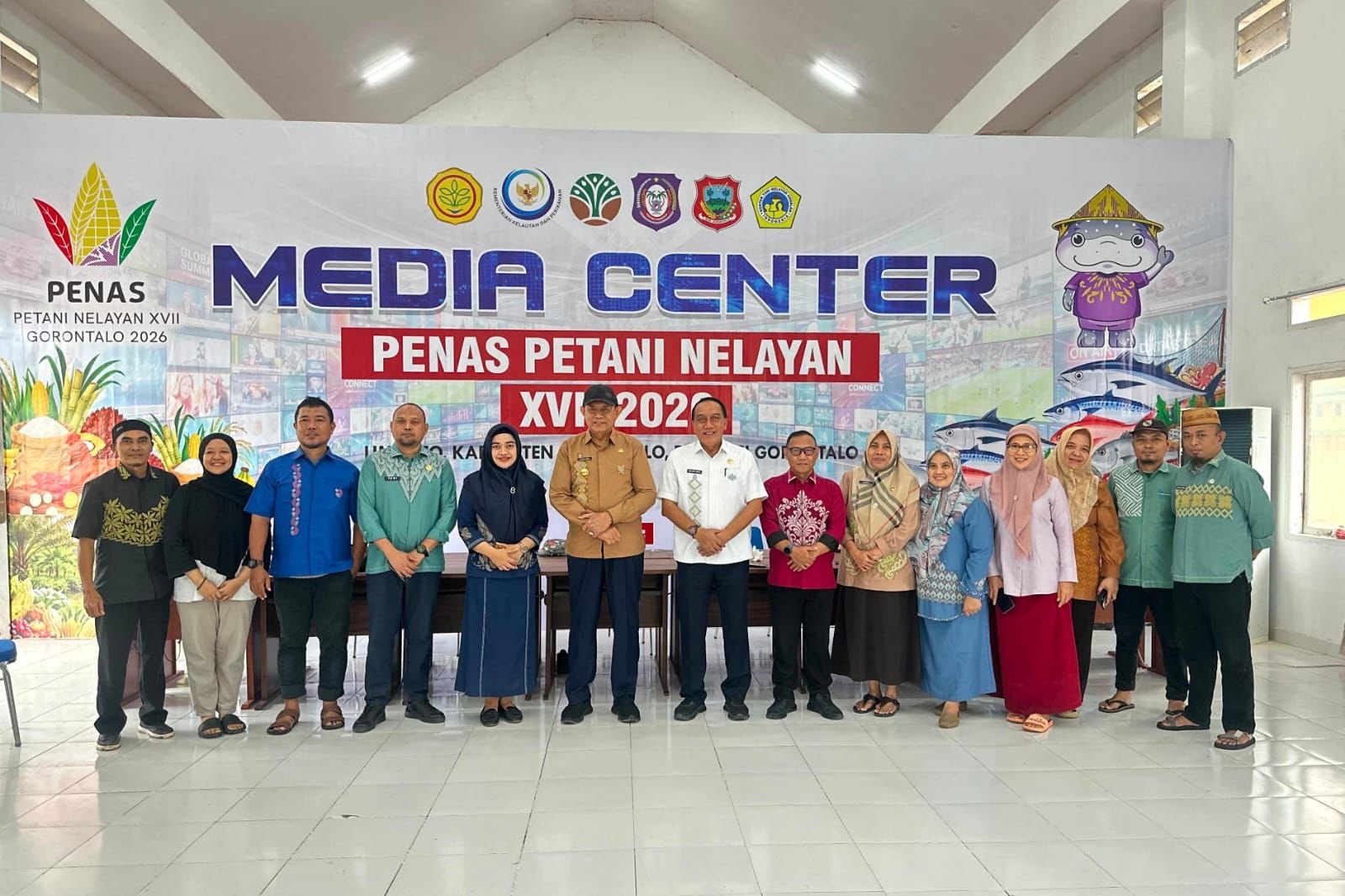 Gubernur Gorontalo Gusnar Ismail meninjau kesiapan Media Center PENAS XVII 2026 yang telah mencapai 80 persen. Fasilitas ini dilengkapi internet 800 Mbps, ruang kerja wartawan, konferensi pers, dan studio podcast/Hibata.id