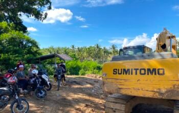 Polres Pohuwato menertibkan ekskavator yang diduga beroperasi di lokasi PETI Desa Teratai, Kecamatan Marisa. Satu operator turut diamankan untuk pemeriksaan/Hibata.id