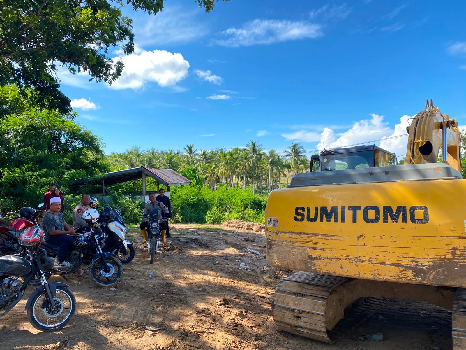 Polres Pohuwato menertibkan ekskavator yang diduga beroperasi di lokasi PETI Desa Teratai, Kecamatan Marisa. Satu operator turut diamankan untuk pemeriksaan/Hibata.id