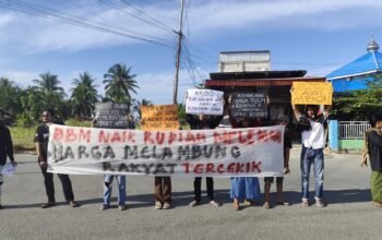 Warga Buol yang sedang menggelar aksi penyampaian aspirasi di kawasan Lampu Merah Kali, Kabupaten Buol, Jumat, 12 Juni 2026. (Foto: Warga)