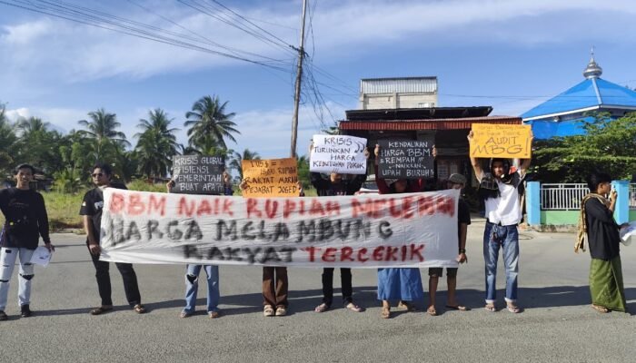 BBM Naik, Rupiah Melemah: WArga Buol Gelar Aksi Protes