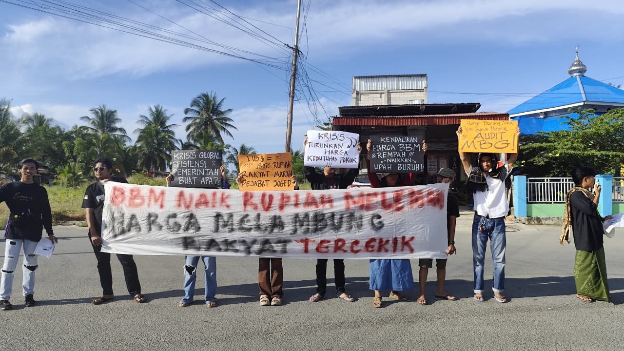 Warga Buol yang sedang menggelar aksi penyampaian aspirasi di kawasan Lampu Merah Kali, Kabupaten Buol, Jumat, 12 Juni 2026. (Foto: Warga)