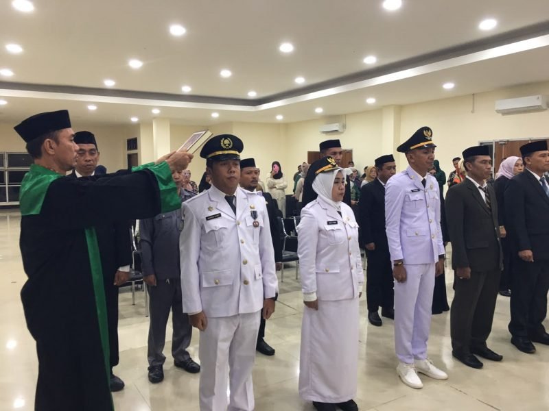 Bupati Bone Bolango Ismet Mile melantik dan mengambil sumpah/janji 17 pejabat administrator/Hibata.id
