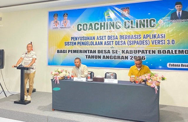 Wakil Bupati Boalemo, Lahmudin Hambali saat membuka kegiatan Coaching Clinic penyusunan dan pengelolaan aset desa berbasis aplikasi Sistem Pengelolaan Aset Desa (SIPADES) versi 3.0. (Foto: Humas)
