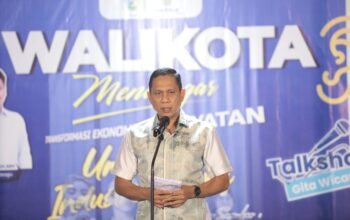 Wali Kota Kotamobagu, Weny Gaib saat menghadiri Talk Show Gita Wicara bertajuk “Wali Kota Mendengar” yang digelar di halaman Kampus Universitas Dumoga Kotamobagu (UDK), Kelurahan Kotobangon, Sabtu, 13 Juni 2026. (Foto: Humas)